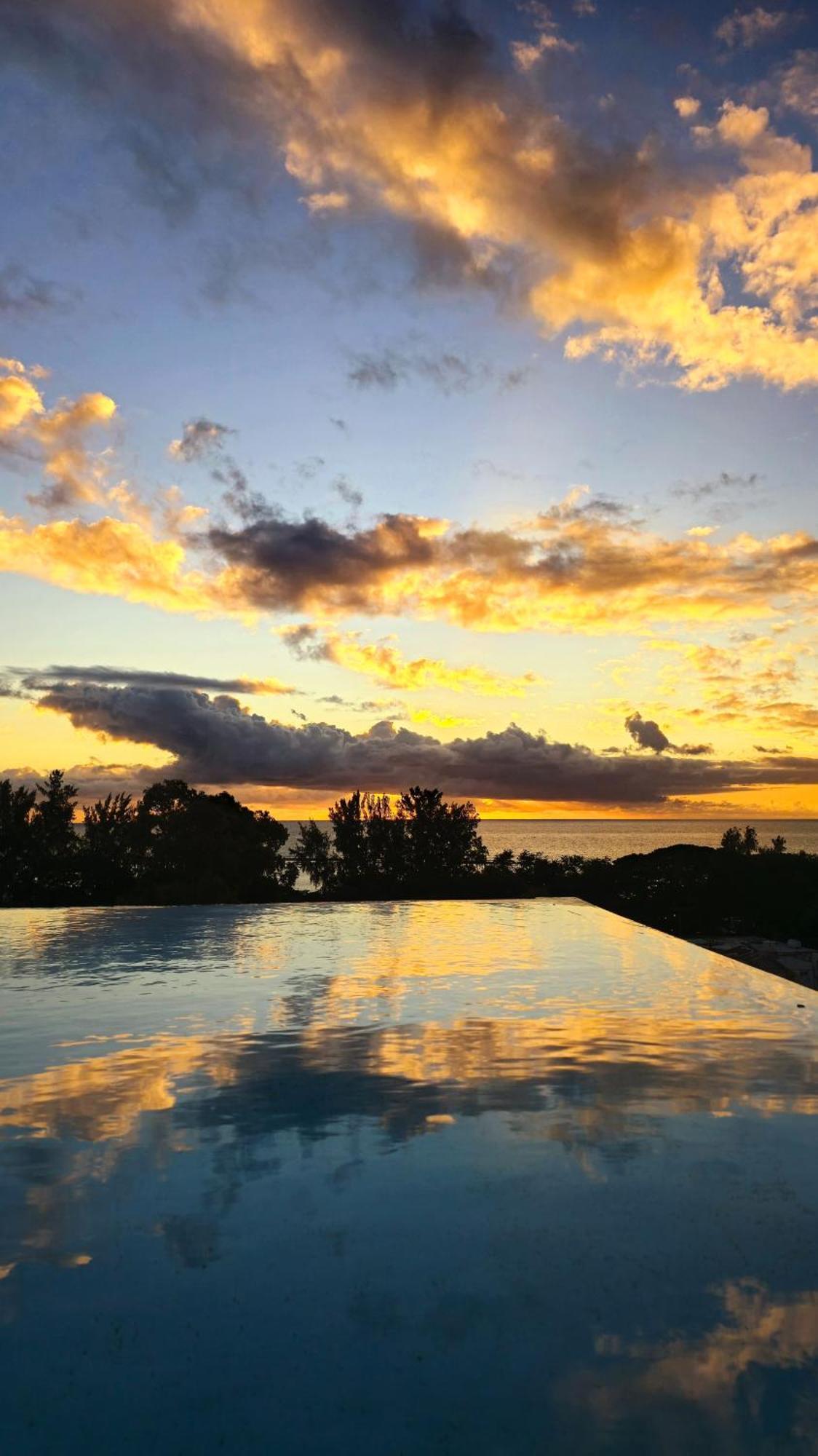 Luxury Penthouse With Infinity Pool & Stunning Sea View Apartman Flic-en-Flacq Kültér fotó